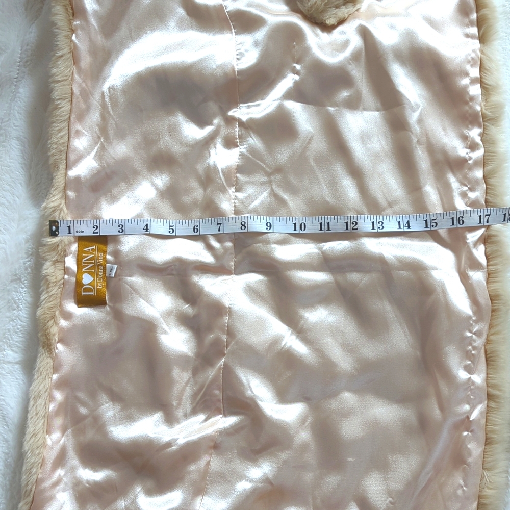 Donna Vinci Faux Fur Shawl/Wrap/Capelet.  Beige/Cream - Picture 15 of 17